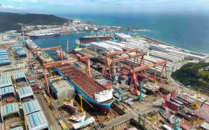 현대중공업 잠수함 화재 완진…실종자 발견