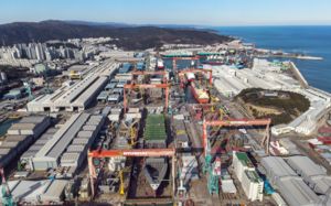 잠수함 화재 실종자, 33시간만에 주검으로