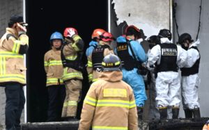 유증기 폭발에 화염 확산…소방관 2명 참변