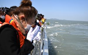 "딸, 아빠 왔다"…세월호 선상추모식 눈물바다