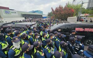 진주 물류센터 집회서 화물차가 조합원 들이받아…1명 사망