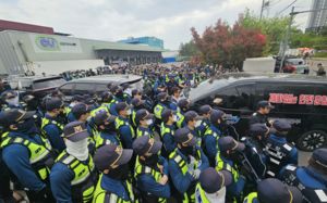 물류센터 집회서 화물차가 노조원 들이받아 사망