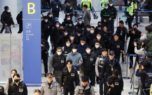 캄보디아 보이스피싱 조직 57명 구속송치