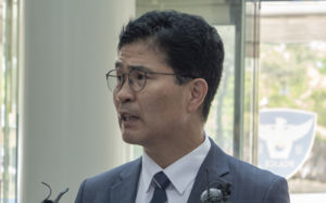 '식비 대납 의혹' 이원택 경찰 출석…"진술 조작"