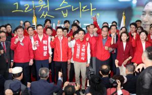 '재보궐 핫플' 부산북갑 세 후보 나란히 개소식