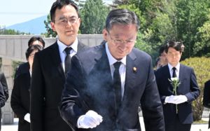 정성호, 5·18묘지 참배…"헌법 수록 무산 유감"