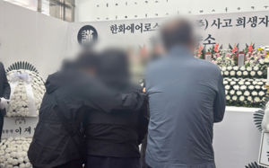 "엄마 봐" 오열…한화에어로 참사 합동분향소 '울음바다'