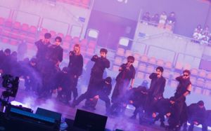 BTS 공연에 부산 들썩…11만명 몰린 '도시 전역 축제' 마무리