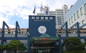 아파트서 車에 초등생 2명 깔려…심정지·중상