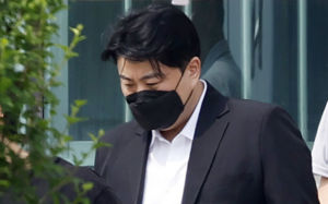 '음주 뺑소니' 김호중 가석방 출소…팬들 대거 몰려