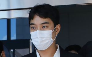 '미성년자 성매수' 최영중 구속 송치…여죄 추가