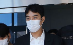 '미성년자 성매수' 최영중 구속 송치…압수수색 22일 만
