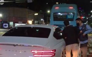 "저 차 음주운전 같은데"…버스 기사가 차량 막고 신고