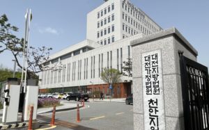 술집서 흉기 휘둘러 3명 사상…60대에 징역 25년