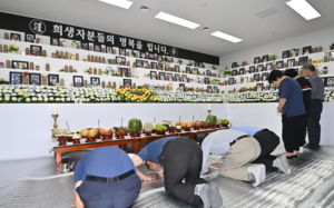 제주항공 참사 유족, 합동차례 지내며 눈물