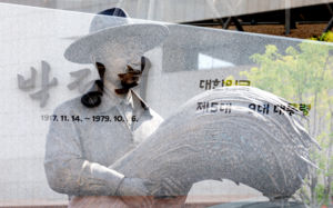 法 "동대구역 박정희 동상 철거할 필요 없어"