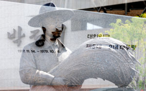 法 "동대구역 박정희 동상 철거 안 해도 돼"