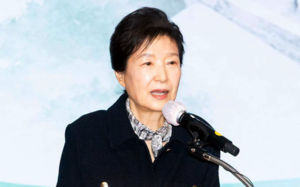박근혜, 박정희 47주기 앞두고 구미 방문…파독간호사 만나