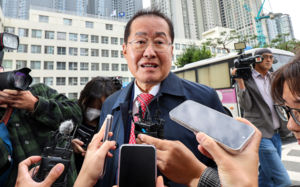 '변호사'로 법원 찾은 홍준표…측근 직접 변론